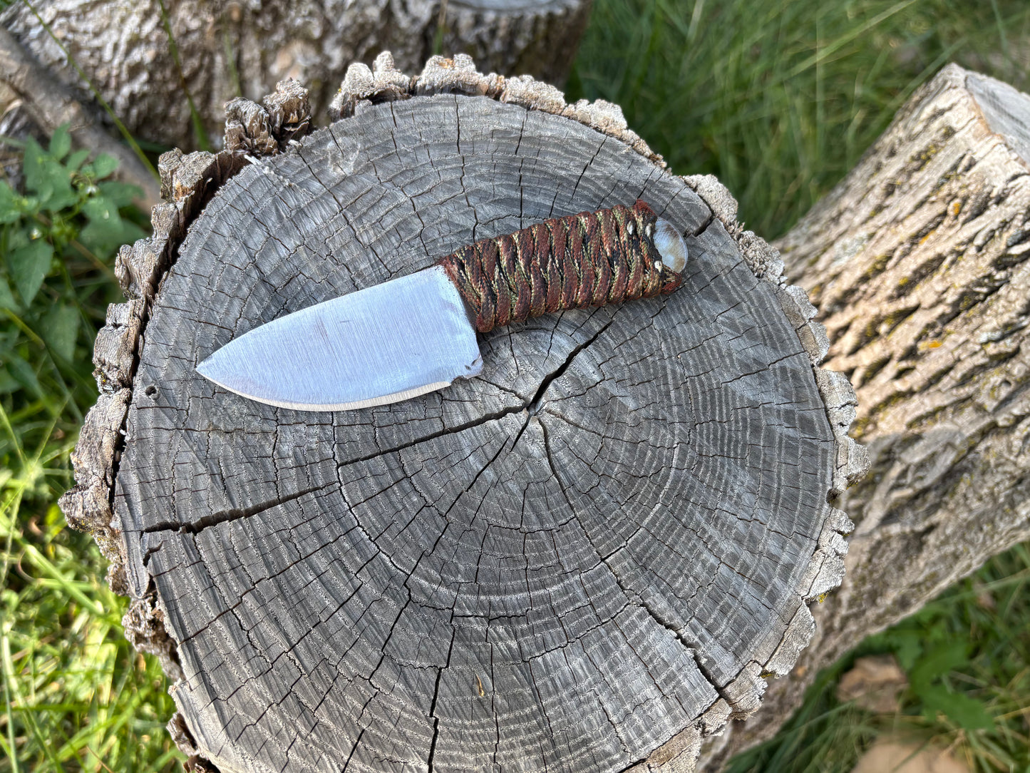 Cowboy Compact Skinner Knife - Paracord Handle