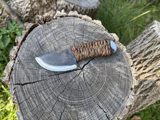 Compact Skinner Fixed Blade - Paracord Handle